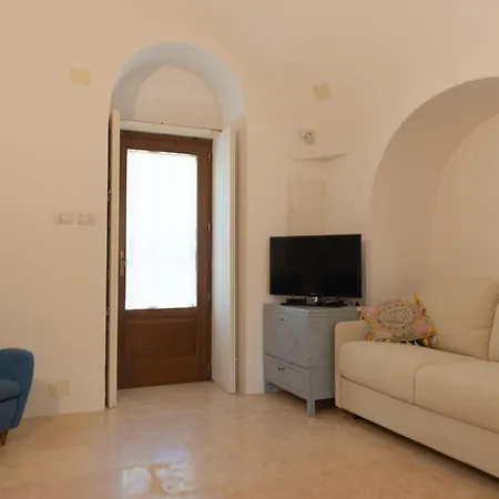 Trullo Tre Corbezzoli, * Ostuni