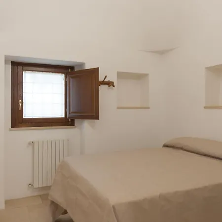 Trullo Tre Corbezzoli, * Ostuni
