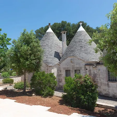 Trullo Tre Corbezzoli, * Ostuni