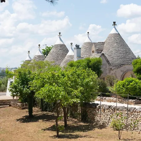 Trullo Tre Corbezzoli, * Ostuni